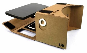 Google je pripravil preprost VR prikazovalnik, ki ga lahko sestavimo sami iz kartona, leč in – telefona. 